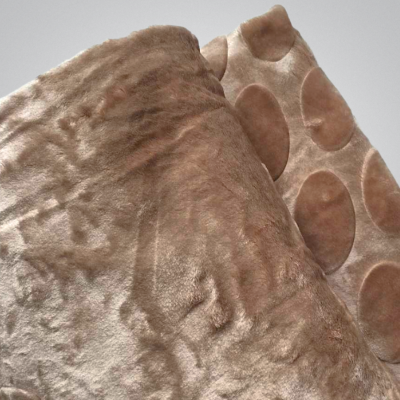 Dois pedaços de tecido felpudo bege e castanho com padrões circulares