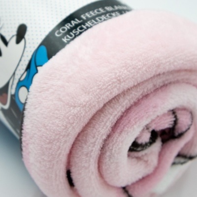 Cobertor de coral fleece rosa claro enrolado com etiqueta de papel