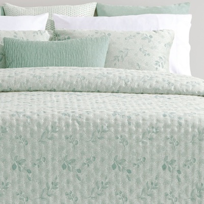 Conjunto de roupa de cama verde menta com padrão floral e textura em relevo