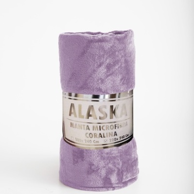 Manta lilás de microfibra coralina enrolada com etiqueta prateada