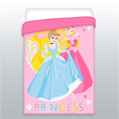 Colcha infantil cor-de-rosa com princesas ilustradas e palavra PRINCESS