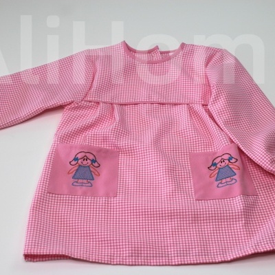 Vestido infantil rosa com padrão xadrez e bolsos com desenho de menina
