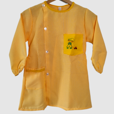 Casaco infantil amarelo às quadrículas com bolsos e bordado