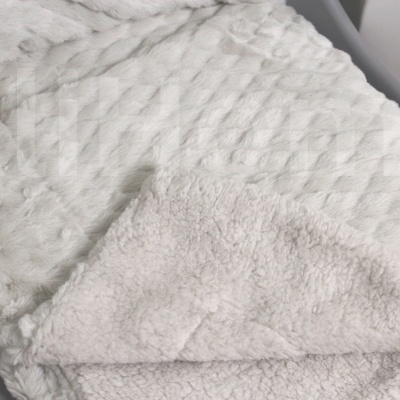 Manta dupla face creme com padrão acolchoado e tecido felpudo