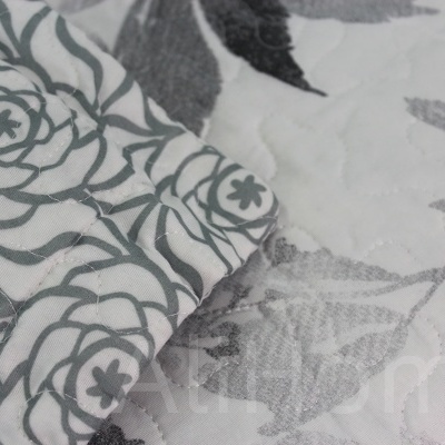 tecidos com padrões florais em tons de cinza e branco