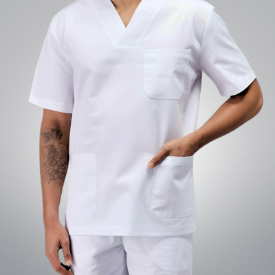 Uniforme médico branco com camisa de manga curta e calças, tecido liso.