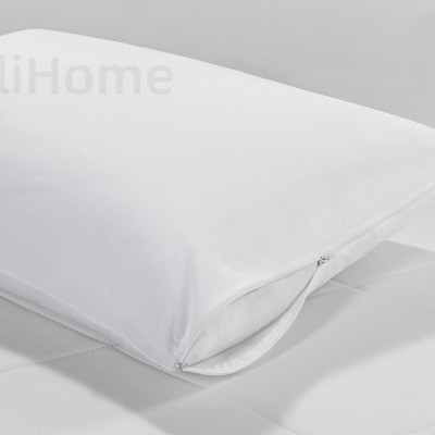 Travesseiro branco com fecho de correr sobre superfície branca