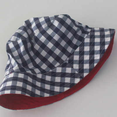 Chapéu pescador xadrez azul e branco com interior vermelho