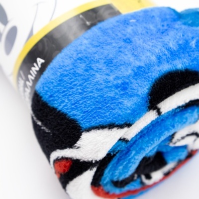 Toalha colorida dobrada, embalagem com texto em preto e amarelo