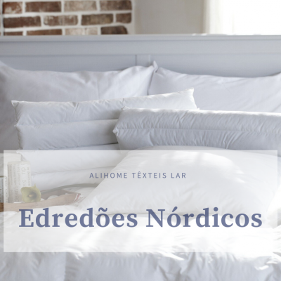 Cama com edredões nórdicos brancos e almofadas, com texto promocional sobreposto