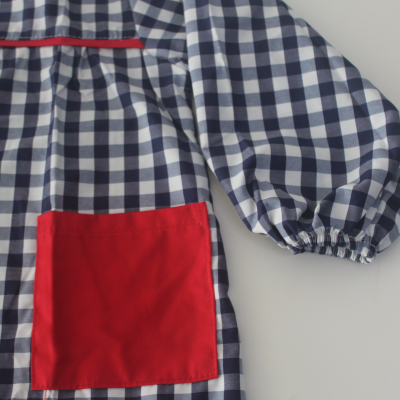 vestido ou avental xadrez azul e branco com bolso vermelho