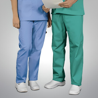 Calças azuis e verdes para uniformes médicos com sapatos brancos num fundo cinza