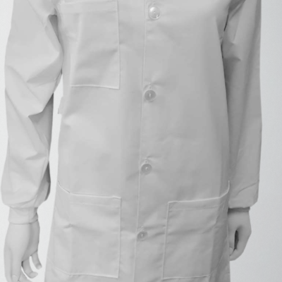 Bata branca com botões frontais e três bolsos