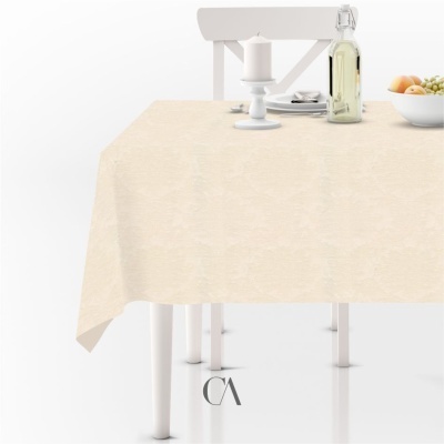 Toalha de mesa bege claro com textura sobre mesa branca com objetos