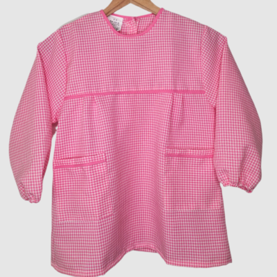 blusa infantil rosa com padrão cuadriculado e bolsos frontais