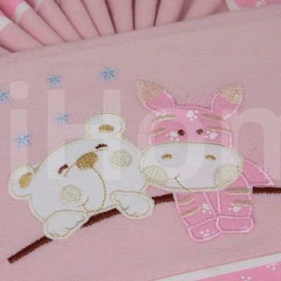 Toalha rosa com bordado de um urso branco e um coelho rosa