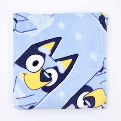 Manta azul com personagens animados e estrelas brancas