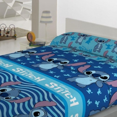 Roupa de cama infantil com padrão do personagem Stitch em tons de azul