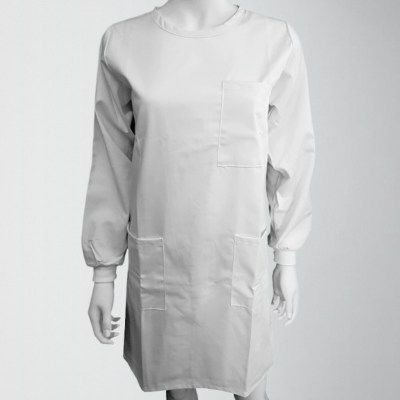 Veste branca de manga comprida com bolsos frontais num manequim