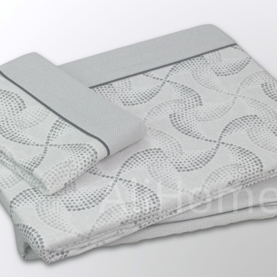Conjunto de roupa de cama cinzenta e branca com padrão ondulado