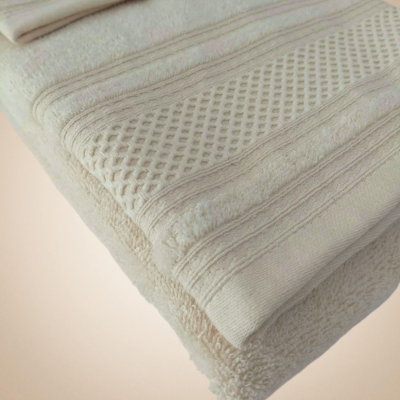 Toalha de banho cremosa com padrões e texturas