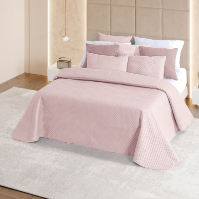 Cama com colcha e almofadas rosa em quarto com decor neutra
