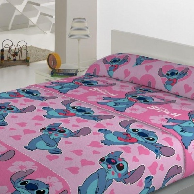 Lençóis rosa com padrão da personagem Stitch e corações num quarto