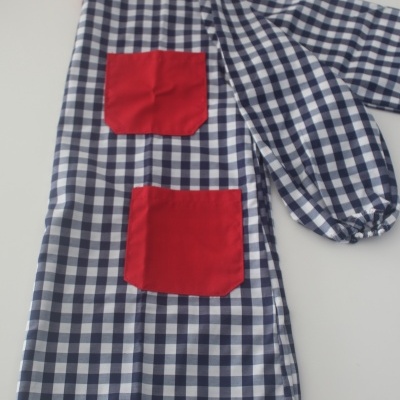 Avental infantil xadrez azul e branco com bolsos vermelhos e manga comprida elástica