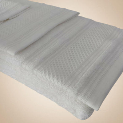 Toalhas brancas com padrões texturizados