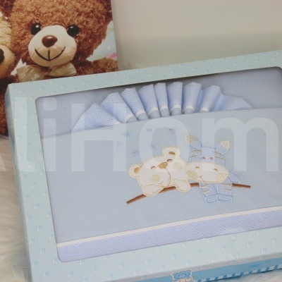 Conjunto de roupa de cama azul claro para bebé com ursas bordadas dentro de embalagem