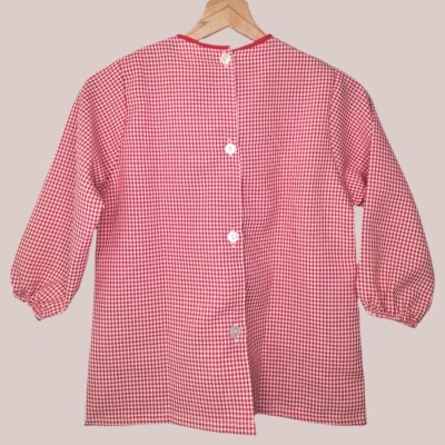 Casaco infantil azul com padrão de quadrados e botões brancos