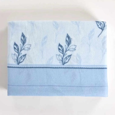 Toalha azul clara com padrão de folhas bordadas