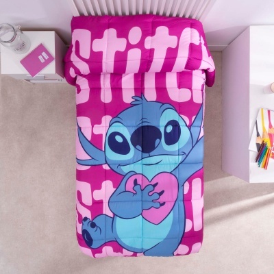 Edredão com desenho do Stitch a segurar um coração, cores rosa, roxo e azul