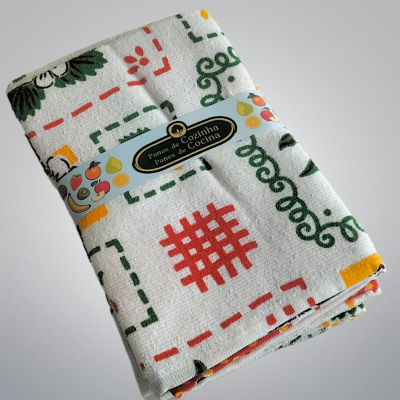 Pano de cozinha branco com padrões coloridos e faixa com imagens de frutas e texto