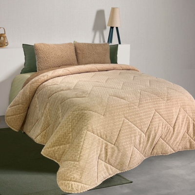 Cama com edredão bege acolchoado, almofadas em tons castanho e verde, candeeiro de pé, tapete verde, fundo branco e chão cinza