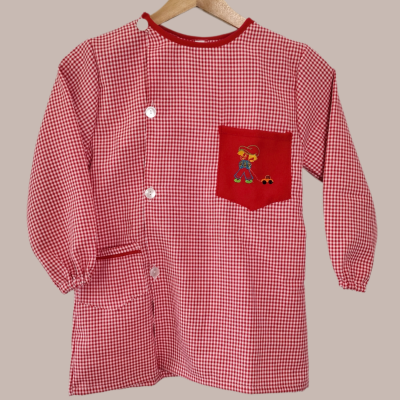 Blusão infantil xadrez vermelho e branco com bolso vermelho bordado e botões brancos