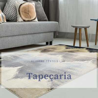 Tapete abstrato em tons bege, castanho e azul, com sofá cinza e mesas de madeira