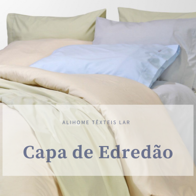 Conjunto de roupa de cama com capa de edredão bege e almofadas claras