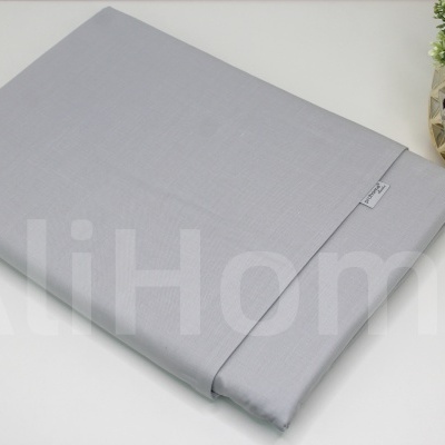 Capa cinzenta para livro ou tablet com etiqueta e vaso decorativo