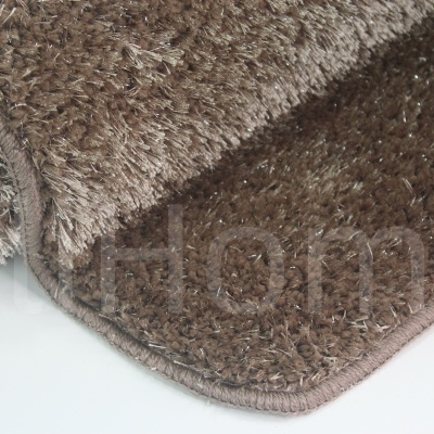 Tapete castanho felpudo com bordas arredondadas em fundo branco