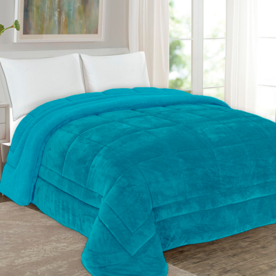 Colcha azul turquesa em cama branca num quarto decorado