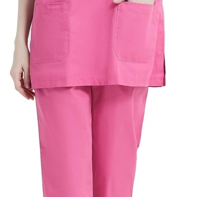 Uniforme médico cor-de-rosa com calças e top com bolsos