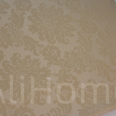 Tecido bege com padrão floral em relevo
