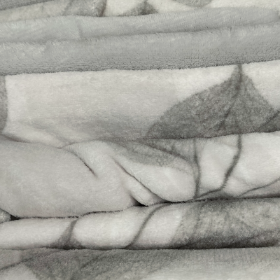 Cobertor felpudo cinza e branco com padrão de folhas