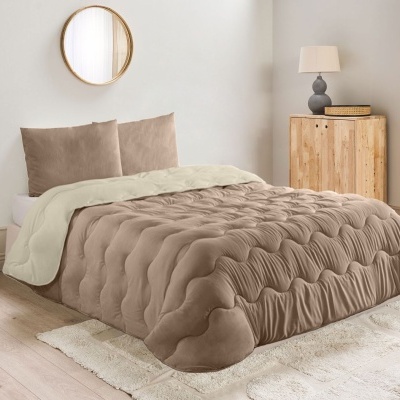 Cama com edredão e almofadas bege claro e decoração minimalista