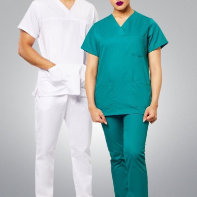 Manequins com uniformes médicos branco e verde com bolsos, fundo cinza.