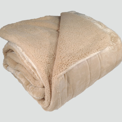 Cobertor ou manta bege com texturas diferentes, dobrado