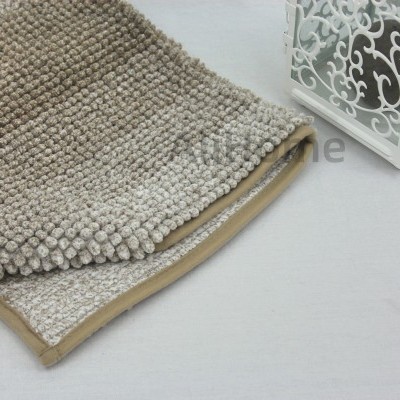 Tapete cinzento claro texturizado com candeeiro branco