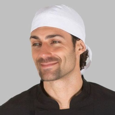 Homem com lenço branco e bata preta com fundo cinzento