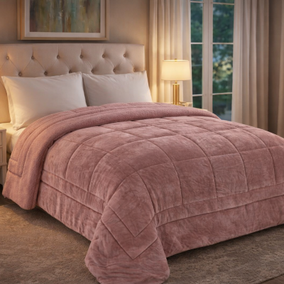 Edredão cor de rosa acolchoado em cama com cabeceira estofada e mesas de cabeceira em quarto bem iluminado